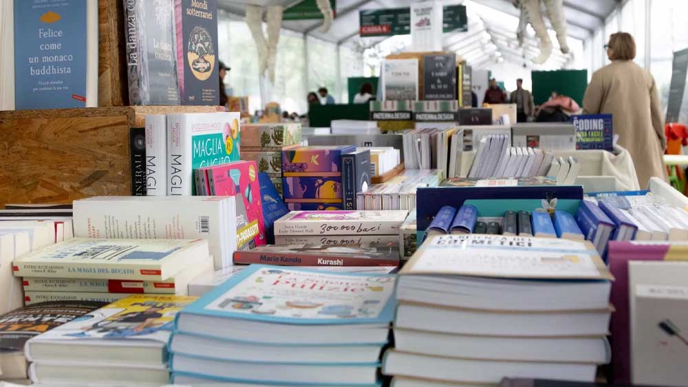 Il 2025 dell&rsquo;editoria libraria, meno vendite ma segnali da interpretare