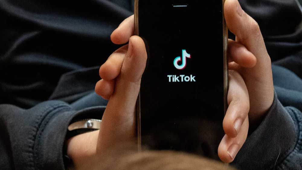 Minori online e social che creano dipendenza, l&rsquo;Europa alza il livello dello scontro