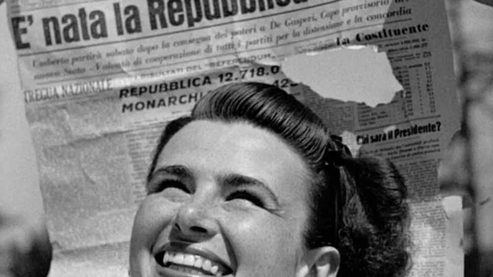 Donna Repubblica, il sorriso che raccont&ograve; l&rsquo;Italia nuova